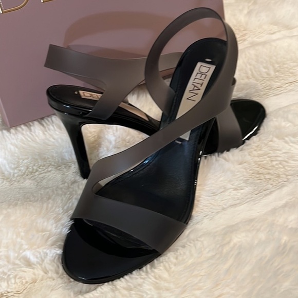 NWT,Deltan Tinsley Clear Vinyl Peep Toe Heels, New Tag on Botton/No Box, 9 - Picture 3 of 8